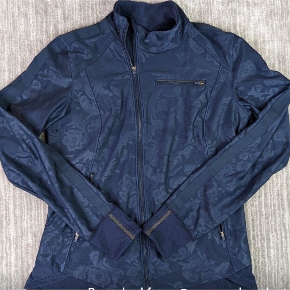 RARE Lululemon keep it up Jacket Blue
Full Zip Thumb Holes Floral Print no hood